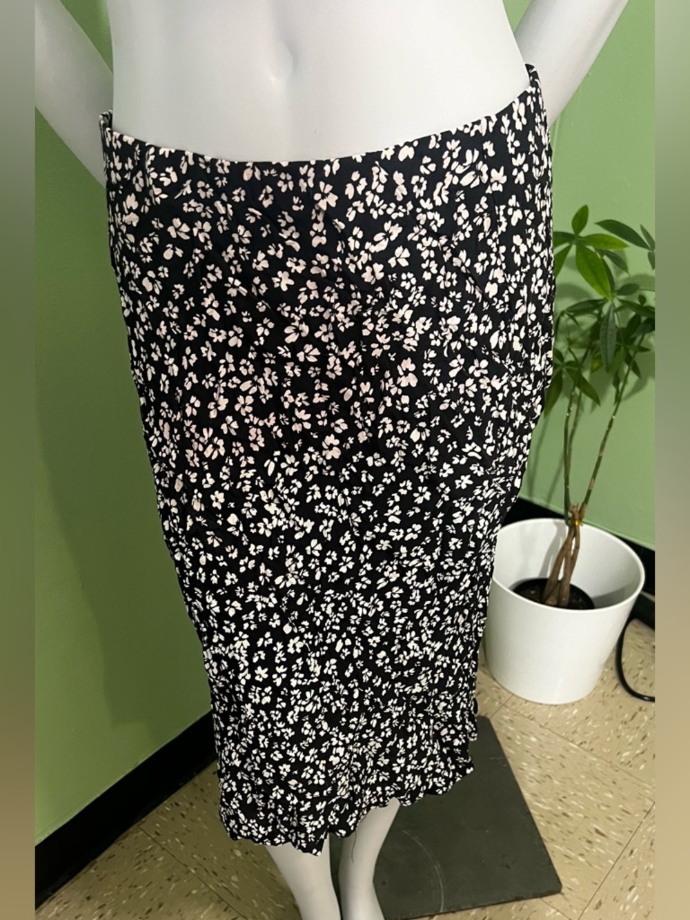 Black Floral Midi Skirt - Feminine Stretch Pencil Skirt